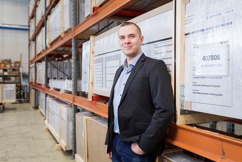 Mesvac Oy mikko Ålhström ja Isomatic Nordic autotallin nosto-ovien varasto.jpg